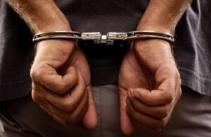 Apresan a hombre señalado por apuñalar a joven durante supuesto asalto en Serrallés