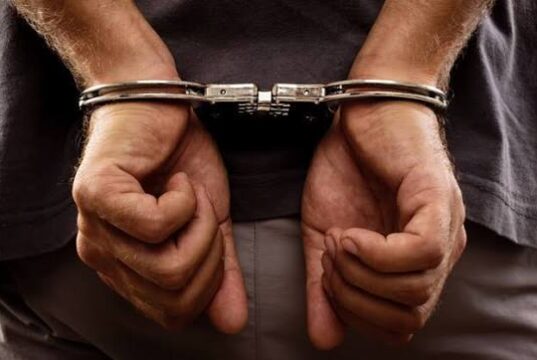 Apresan a hombre señalado por apuñalar a joven durante supuesto asalto en Serrallés