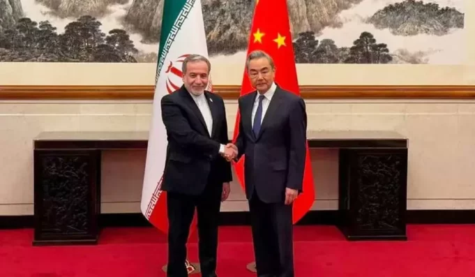 China pide a Irán y EE. UU. retomar el diálogo y reabrir el estrecho de Ormuz