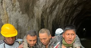 Rescatan con vida a dos personas tras permanecer 11 días atrapadas por las inundaciones en Nepal