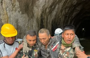 Rescatan con vida a dos personas tras permanecer 11 días atrapadas por las inundaciones en Nepal