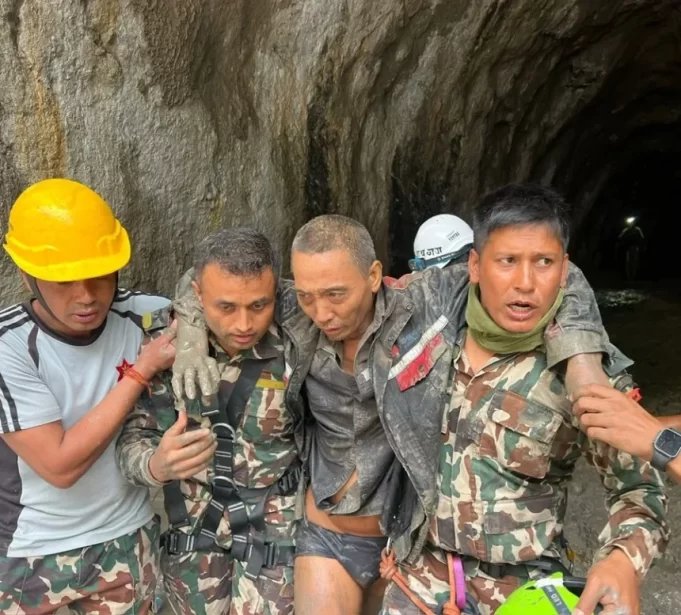 Rescatan con vida a dos personas tras permanecer 11 días atrapadas por las inundaciones en Nepal